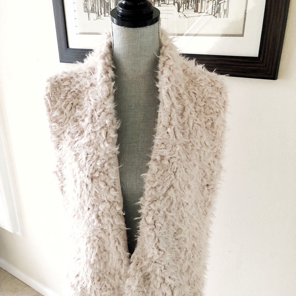 NWT 💥LAST ONE💥 Super Cute Faux Shearing Vest! - Picture 3 of 4